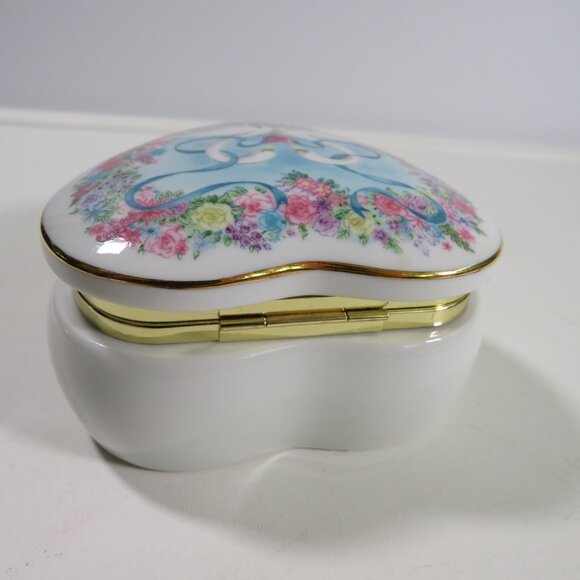 Swan Heart Ceramic Jewelry Box Music Box "Love is a many Splendored Thing" - Picture 5 of 9